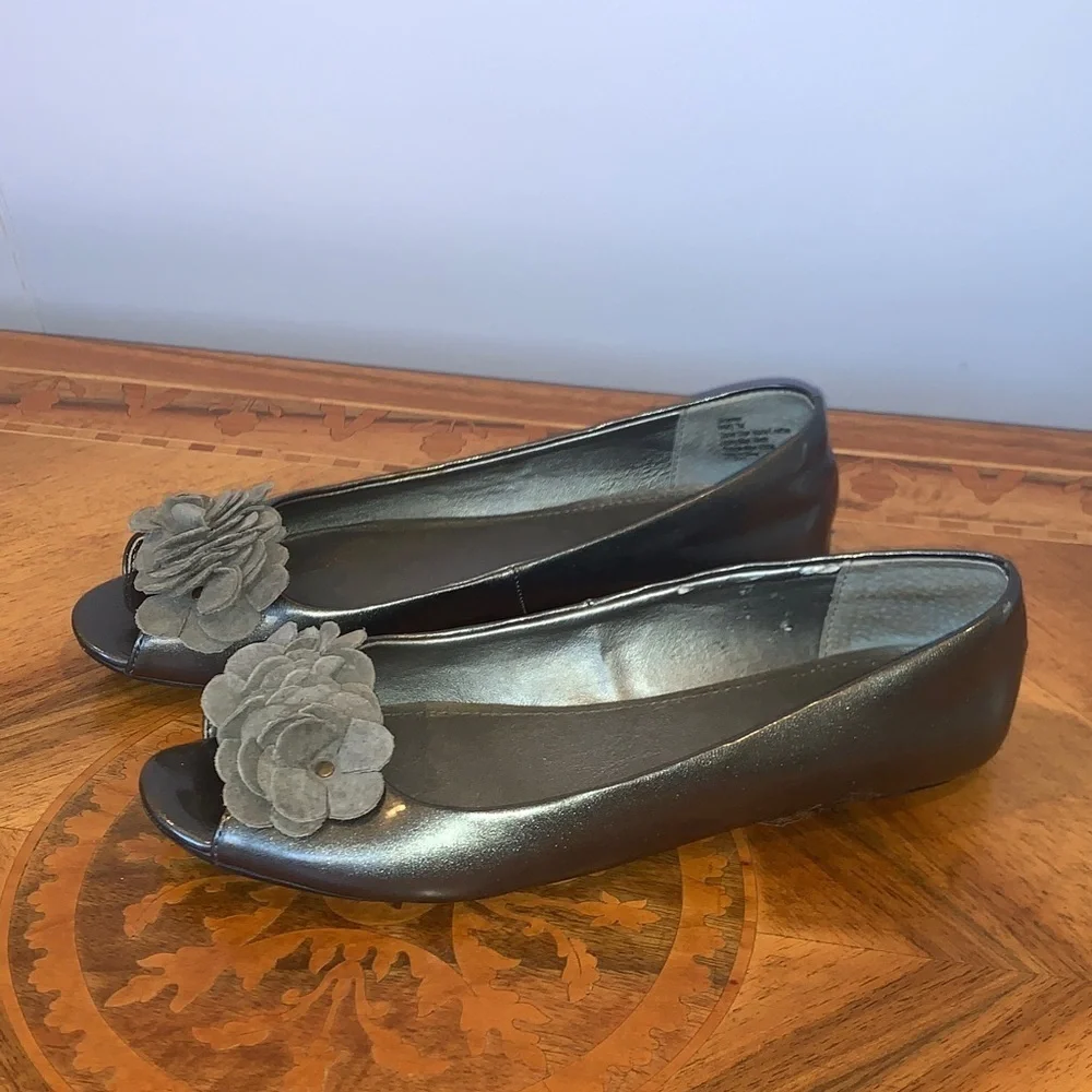 Gray Patent Leather Peep Toe Ballet Flats with Flower Accents Women’s Size 7